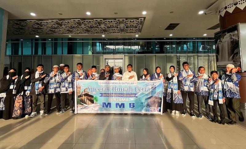 18 Jamaah Umrah Termasuk Hafiz 30 Juz Asal Kampar Riau Diberangkatkan MMB Travel