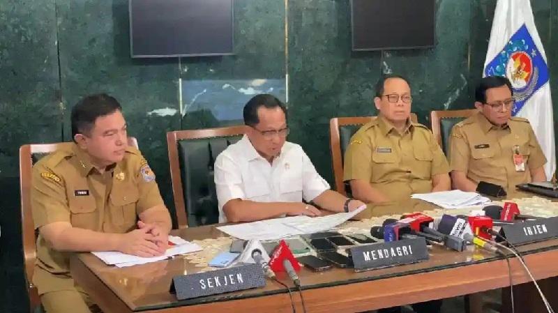 Mendagri Berhentikan Bupati Aceh Selatan, Umroh Tanpa Izin Saat Bencana Melanda Daerah