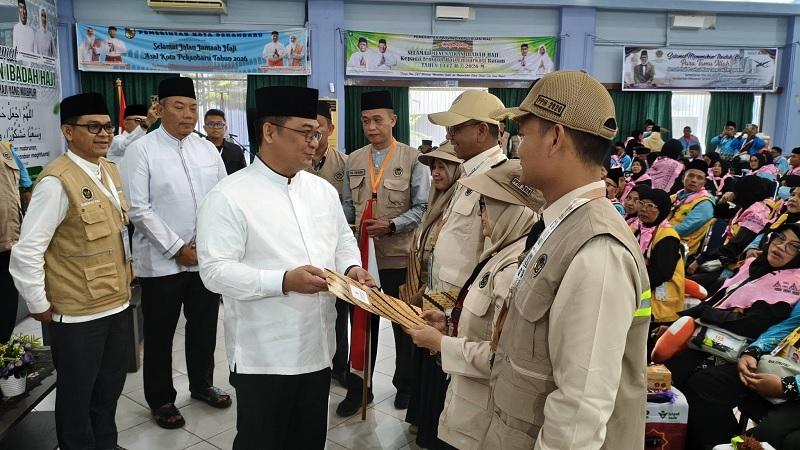 Sekdaprov Riau dan Kanwil Kemenhaj Riau Antar 443 Jemaah Haji BTH 03 Berangkat Menuju Arab Saudi