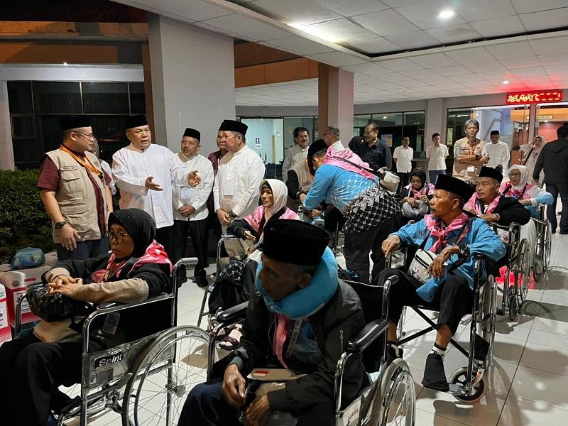 Mengantar Jemaah Gelombang Kedua Berangkat, Plt Gubri: Pesan Saya Jaga Kesehatan