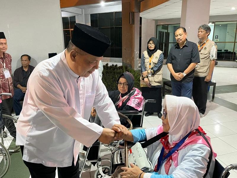 Dinihari, Plt Gubri Melepas Jemaah Haji Riau Kloter 4 Menuju Madinah