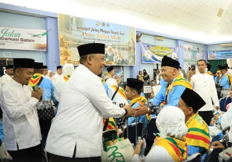 Bupati Rokan Hulu Antar 191 Jemaah Haji, Bergabung dengan Kloter BTH 8 Embarkasi Batam