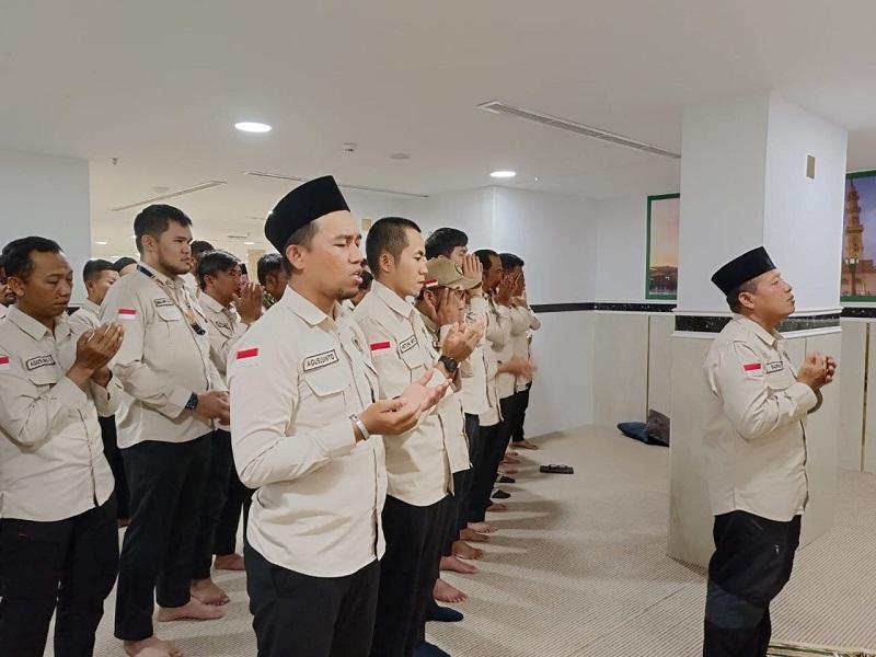 Istri Meninggal di Tanah Air, Supriadi dan Rekan Petugas Haji Lainnya Gelar Doa dan Sholat Ghaib