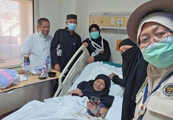 Di Tanah Suci, Ketua Rombongan, Regu dan Petugas Saling Mengunjungi Jemaah yang Sakit