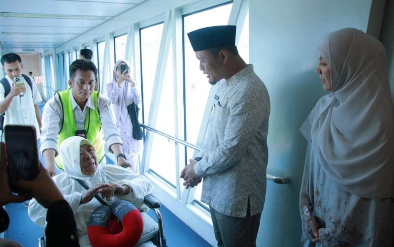 Kedatangan Jemaah Haji Asal Pekanbaru Lansung Disambut Walikota Agung Nugroho di Bandara SSK II