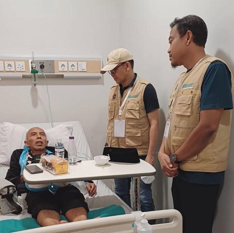 Beri Dukungan Moril ke Jemaah Sakit, Kakanwil Kemenhaj Riau Jenguk Darwin Djafar yang Dirawat di Batam