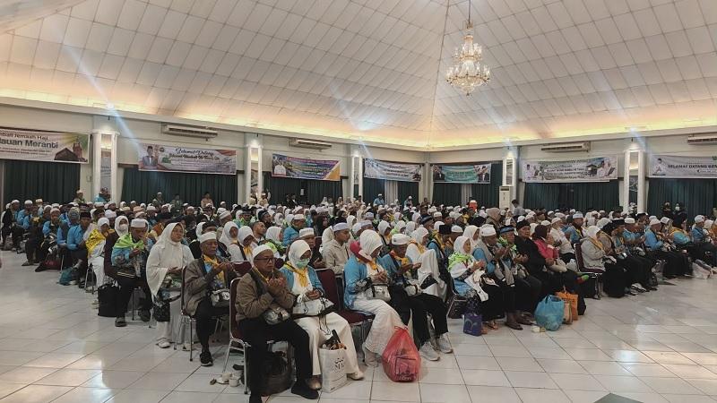 Dinihari Jemaah Haji Kloter BTH 08 Tiba dari Arab Saudi, Seorang Jemaah Wafat di Makkah