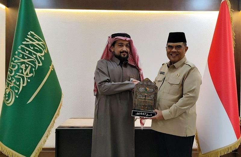 Yayasan Waqaf Al-Mushaf Serahkan Penghargaan Dirjen Kemenhaj RI atas Kerjasama Layanan DAM Jemaah Indonesia