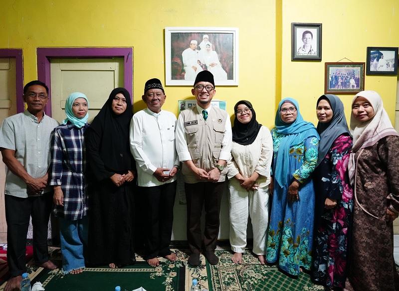 Wafat Saat Beri Pelayanan Jemaah, Wamenhaj Takziah ke Rumah Duka Sampaikan Penghormatan Petugas Haji