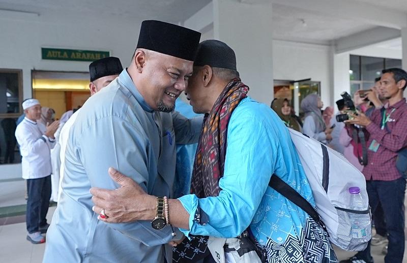 Haru di Embarkasi Batam, Wabup Syamsurizal Sambut Kepulangan 252 Jemaah Haji Siak Kloter BTH-12