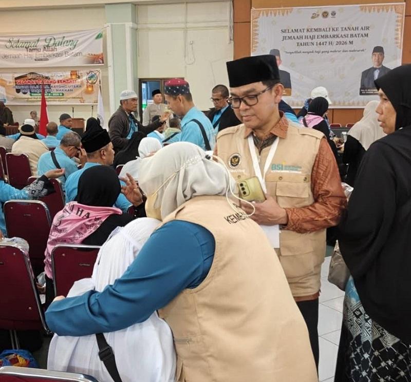 Suami Wafat di Makkah, Tiba di Batam Istri Alharhum H Zul Kanedi Disambut Haru dan Tangis