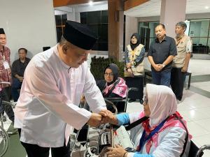 Dinihari, Plt Gubri Melepas Jemaah Haji Riau Kloter 4 Menuju Madinah