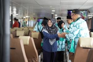 Pakai Kapal Feri Menuju Embarkasi Haji Batam, Bupati Afni Antar 257 Jemaah Saji Asal Kabupaten Siak