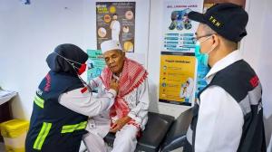 Jelang Puncak Haji, Petugas Bagikan Gelang Armuzna dan Tim Kesehatan Minta Jemaah Jaga Kondisi Fisik