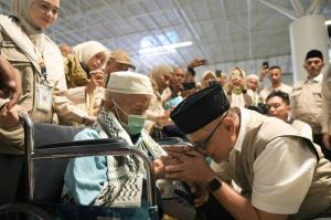 Salami Jemaah, Menhaj Gus Irfan Lepas Kepulangan Perdana Jemaah Haji Indonesia