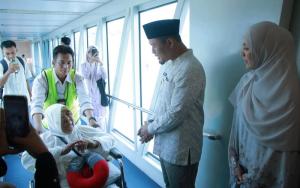 Kedatangan Jemaah Haji Asal Pekanbaru Lansung Disambut Walikota Agung Nugroho di Bandara SSK II