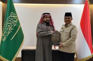 Yayasan Waqaf Al-Mushaf Serahkan Penghargaan Dirjen Kemenhaj RI atas Kerjasama Layanan DAM Jemaah Indonesia