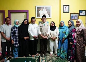 Wafat Saat Beri Pelayanan Jemaah, Wamenhaj Takziah ke Rumah Duka Sampaikan Penghormatan Petugas Haji