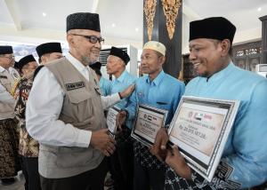 Usai Berhaji dan Dinilai Membutuhkan, 17 Jemaah Haji Jombang Terima Bantuan dari Uni Emirat Arab